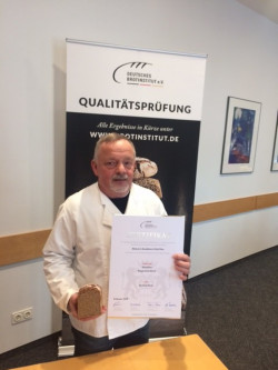 Bäcker Otto mit Zertifikat für Brot
