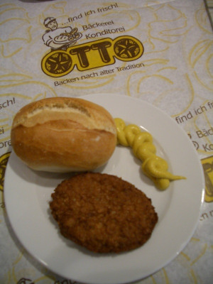 Snacks - Bulette mit Brötchen und Senf